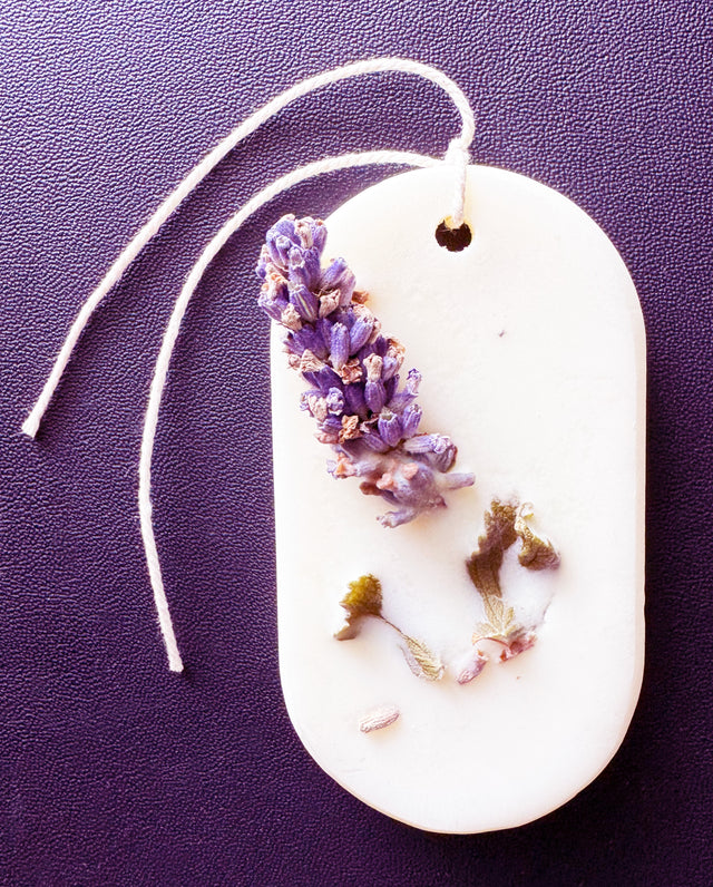 AO-AO - Hanging Wax Botanical Palette Freshener - Lavender, Lemon & Nutmeg (Scent) / Natural Colour / Long Oval