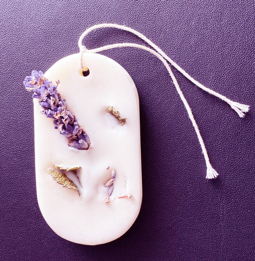 AO-AO - Hanging Wax Botanical Palette Freshener - Lavender, Lemon & Nutmeg (Scent) / Natural Colour / Long Oval