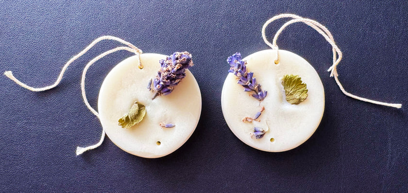 AO - Hanging Wax Botanical Palette Freshener - Lavender, Lemon & Nutmeg (Scent) / Natural Colour / Circle