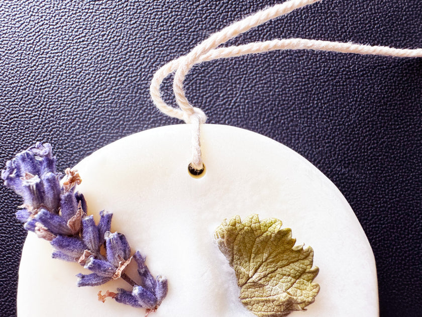 AO - Hanging Wax Botanical Palette Freshener - Lavender, Lemon & Nutmeg (Scent) / Natural Colour / Circle