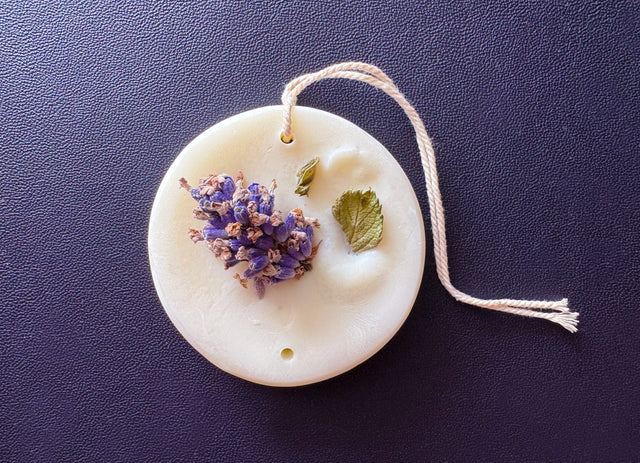 AO - Hanging Wax Botanical Palette Freshener - Lavender, Lemon & Nutmeg (Scent) / Natural Colour / Circle